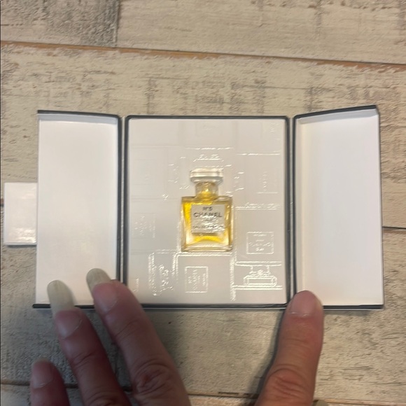 CHANEL N°5 Eau de Parfum - White - Picture 3 of 5